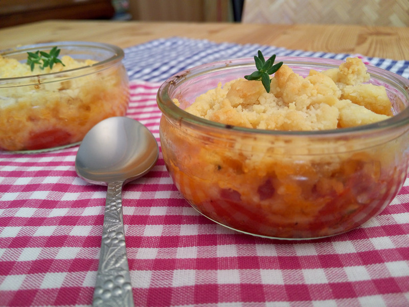 Zapečená rajčata pod sýrovou drobenkou a květákové carpaccio